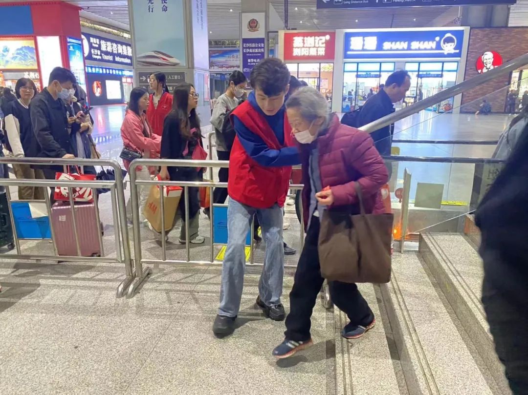 创建站15年来历史新高！长沙火车南站当日发送旅客20.97万人次